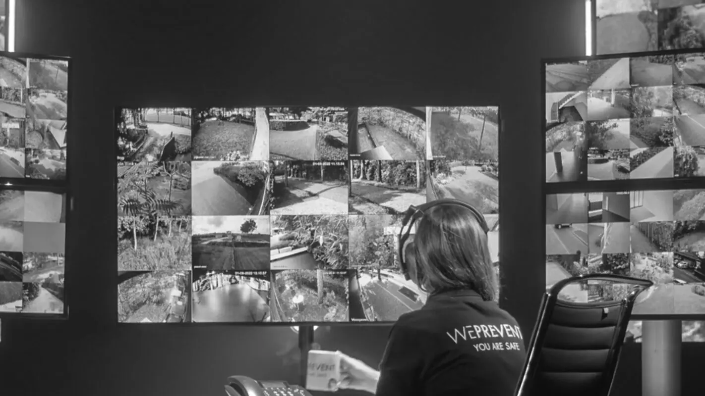 Live cameratoezicht in Nederland – operator in meldkamer volgt alarmopvolging via beveiligingscamera’s van een bedrijfspand.