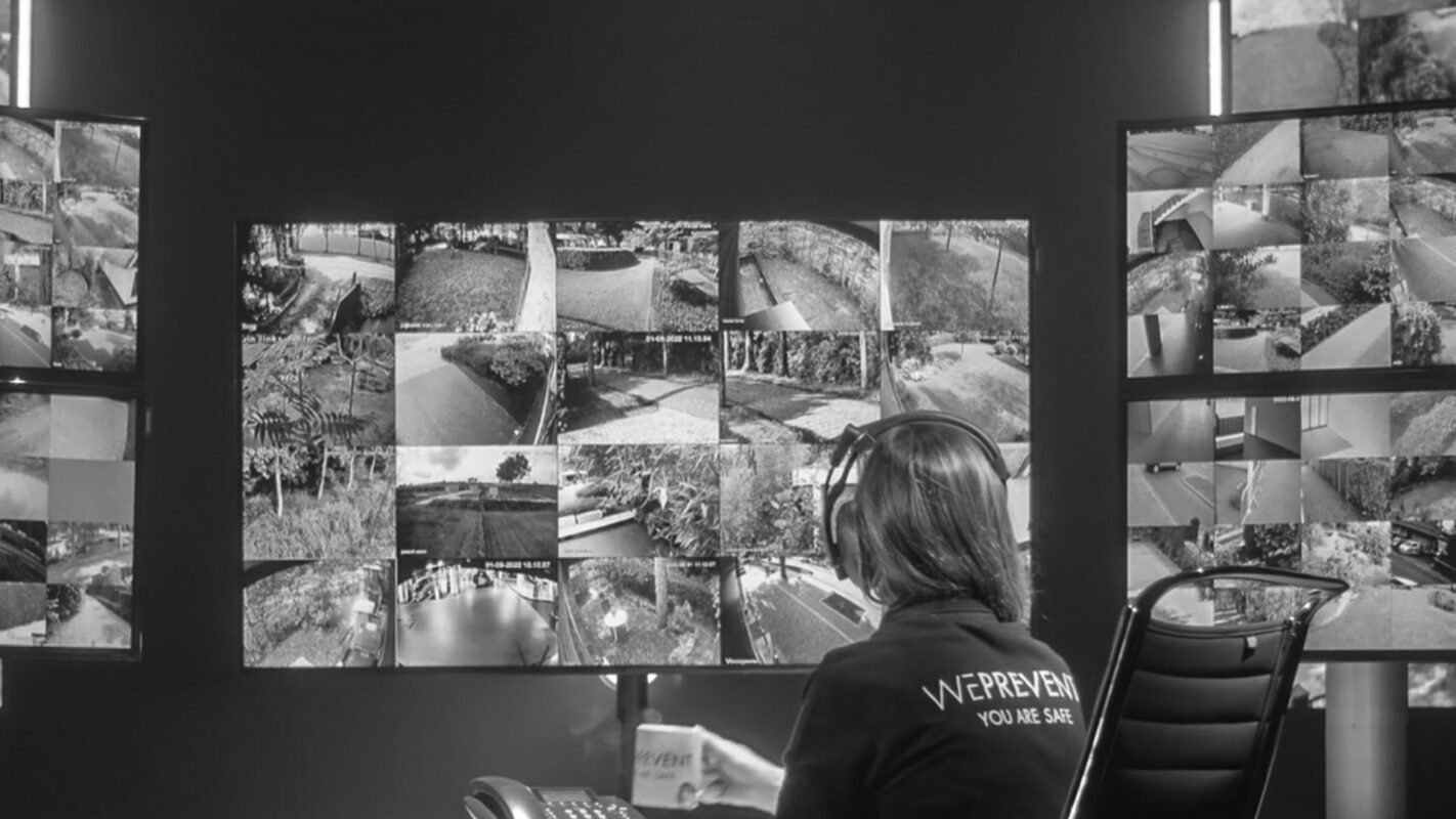 Live cameratoezicht in Nederland – operator in meldkamer volgt alarmopvolging via beveiligingscamera’s van een bedrijfspand.